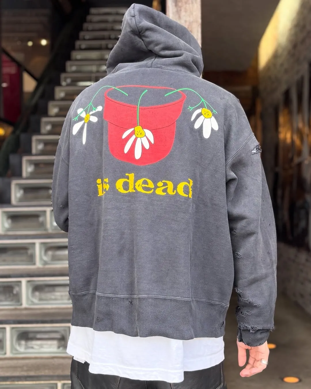 SAINT Mxxxxxx × DE LA SOUL DLS_HOODIE/DE LA SOUL/BLK DE LA SOUL co-branded potted plant destruction hoodie, washed black S-XL, a very important hoodie this season. It embodies the brand philosophy through the humorous potted plant and slogan design. In addition, through a large number of hand-made fraying, cutting and other damage processing, as well as heavy washing and oxidative fading treatment, a perfect Vintage effect is created. Original mold opening Customized co-branded main mark and wash water mark, correct version